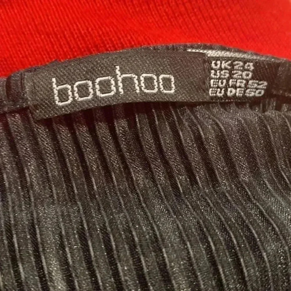 Boohoo  with belt jumpsuit.Pleated - Picture 8 of 9